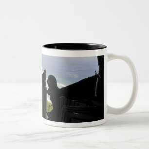Flieger schieben eine Palette der gespendeten Zweifarbige Tasse