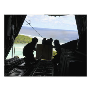 Flieger schieben eine Palette gespendeter Waren 2 Fotodruck