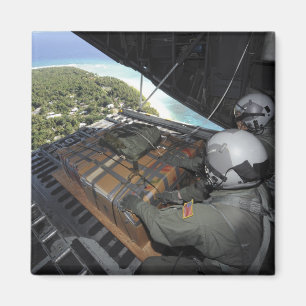 Flieger schieben eine Palette gespendeter Waren 2 Magnet