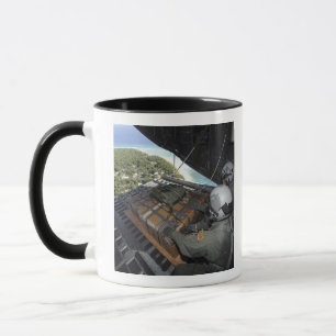 Flieger schieben eine Palette gespendeter Waren 2 Tasse