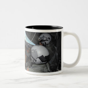 Flieger schieben eine Palette gespendeter Waren 2 Zweifarbige Tasse