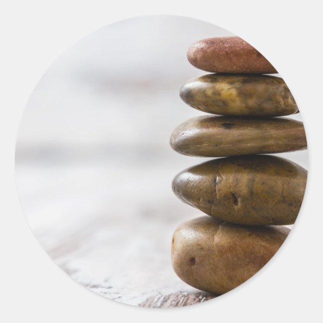 Fliesen aus dunkelfarbenen Steinen auf weißem Hint Runder Aufkleber (Vorderseite)