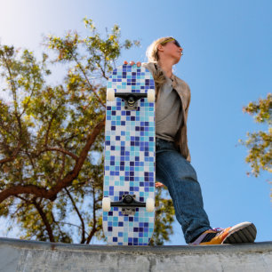 Fliesen, blaue Mosaikfliesen, geometrisches Muster Skateboard