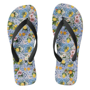 Fliesen im sizilianischen Stil mit Blume und Zitro Flip Flops