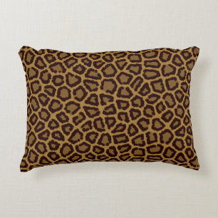 Fliesenhintergrund mit einem Leopardpelz Zierkissen