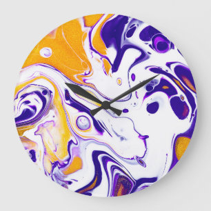 Fließende Kunsttextur: wirbelnde Farben. Große Wanduhr