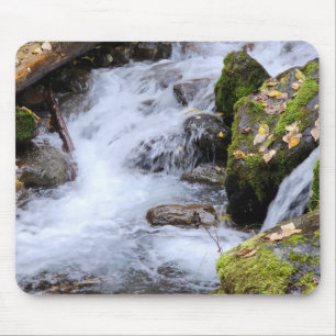 Fließender Waldstrom mit moosigen Felsen Mousepad