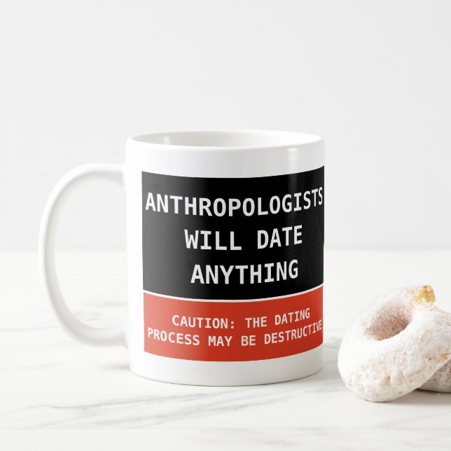 Flinke Anthropologen werden auf irgendetwas stoßen Kaffeetasse (Mit Donut)