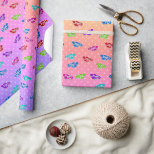 Flip-Flops auf Rainbow Polka Dot Geschenkpapier