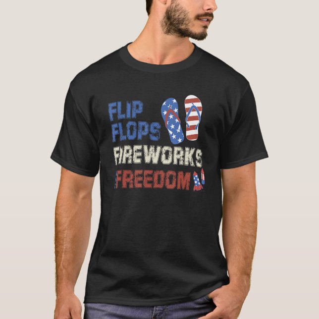 Flip Flops Fireworks & Freedom USA Flag 4th Of Jul T-Shirt (Vorderseite)