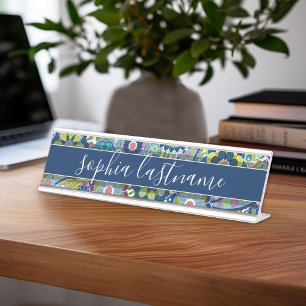 Flippiges Blumenmuster mit handgeschriebener Schreibtischnamensplakette
