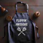 Flippin Phantastisch Spatula Funny Navy Blue Grill Schürze<br><div class="desc">Wie auf der Today Show zu sehen! Die perfekte Schürze für den Koch, dessen Spatulenkompetenz sich über jeden Vergleich erstreckt, sei es drehend Burger auf dem Grill oder Pfannkuchen auf dem Grill. Zwei gekreuzte Spatulas erscheinen in weißer Silhouette unter den Worten "Flippin' Phantastisch" in weißen Hauptstädte auf marineblau Hintergrund. Der...</div>