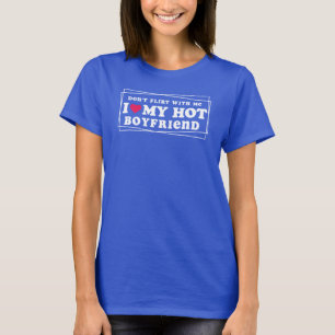 Flirt nicht mit mir, ich höre meinen heißen Freund T-Shirt