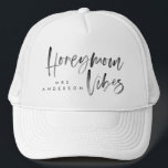 Flitterwochen-Schwingungen Truckerkappe<br><div class="desc">Flitterwochen-Schwingungensentwurf. Aquarelleffekt,  zum Ihrer Flitterwochen besonders speziell zu machen. Die perfekte Geschenkhochzeit für Sie bald,  zum verheirateter Freund oder gerade eine Leckerei für selbst zu sein. Ändern Sie die Farbe zum Anzug Ihre Art. Teil einer Sammlung.</div>
