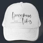 Flitterwochen-Schwingungen Truckerkappe<br><div class="desc">Flitterwochen-Schwingungensentwurf. Aquarelleffekt,  zum Ihrer Flitterwochen besonders speziell zu machen. Die perfekte Geschenkhochzeit für Sie bald,  zum verheirateter Freund oder gerade eine Leckerei für selbst zu sein. Ändern Sie die Farbe zum Anzug Ihre Art. Teil einer Sammlung.</div>