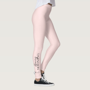 Flitterwochenschrift Blush mit Monogrammen und Her Leggings