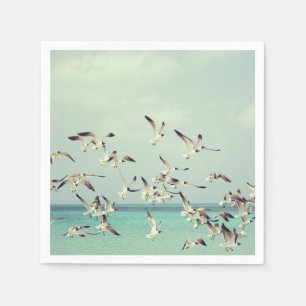 Flock von fliegenden Möwen über den Ozean. Serviette