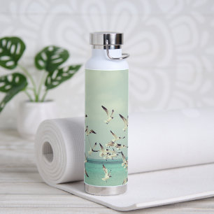 Flock von fliegenden Möwen über den Ozean. Trinkflasche