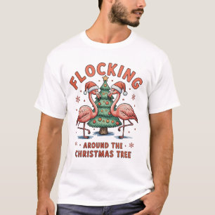Flockung um den Weihnachtsbaum Rosa Flamingo T-Shirt