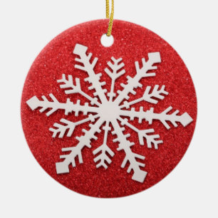 Flocon de neige sur un ornement de Noël rouge