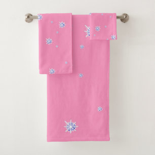 Flocons de neige roses en hiver   