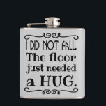 Floor Hug Funny Flachmann<br><div class="desc">Eine lustige Flasche, um diese unangenehmen Stürze zu erklären. Macht ein großartiges Geschenk. Sie können die graue Hintergrundfarbe in eine andere Farbe ändern, indem Sie die Schaltfläche "Anpassen" auswählen und eine andere Hintergrundfarbe auswählen. Die helleren Farben funktionieren am besten mit dem schwarzen Textbild.</div>