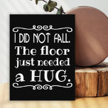 Floor Hug Funny Postkarte<br><div class="desc">Eine lustige Postkarte, um diese unangenehmen Stürze zu erklären. Sie können die schwarze Hintergrundfarbe in eine andere Farbe ändern, indem Sie die Schaltfläche "Anpassen" auswählen und eine andere Hintergrundfarbe auswählen.</div>