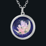 *~* Floral AP40 Mondkristalle Mystic OMBRE Glitzer Versilberte Kette<br><div class="desc">(Suche nach AP40 für ähnliche Produkte) NECKLACE - Luna Celestial Deep Navy Blue Hintergrund mit Silver Stars. * Energetisch Enhanced Magical Lunar Luna Moon Crystals Celestial Cosmic Boho Rainbow Unicorns Farben HOLO OMBRE mit funkelndem STARS Glitzer NAVY BLUE Nachthimmel Hintergrund. Diese mystische Schöpfung ist eine beruhigende Friedliche Calming Psychische Medium...</div>