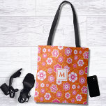 Floral Bandana Print Monogram Tasche<br><div class="desc">Diese mutig farbige Blume Power Tasche ist bereit für Ihr Monogramm. Der im Stil der 60er Jahre wiederholte Folk-Blume-Druck wird in einer hellen Farbpalette aus heiß rosa, weiß und orange rot erzeugt, wobei das Monogramm scharf zentriert ist und Sie mit einem Mausklick bearbeiten können. Sie haben die Wahl zwischen Größe...</div>