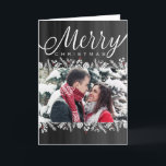 Floral & Berries Chalkboard Frohe Weihnachtsfeier  Feiertagskarte<br><div class="desc">Die elegante Weihnachtskarte des Fotos besticht durch weiße Akzente von Poinsettias, Kiefernhäuten und Kiefernästen mit Touchs roter Beeren, die alle auf einem Chalkboard-Hintergrund zu sehen sind. Holen Sie sich "oohs and aahs" von Familie und Freunden in dieser Weihnachtszeit, wenn Sie einen einzigartigen und trendigen Gruß von DoodleLulu bis zum 2....</div>