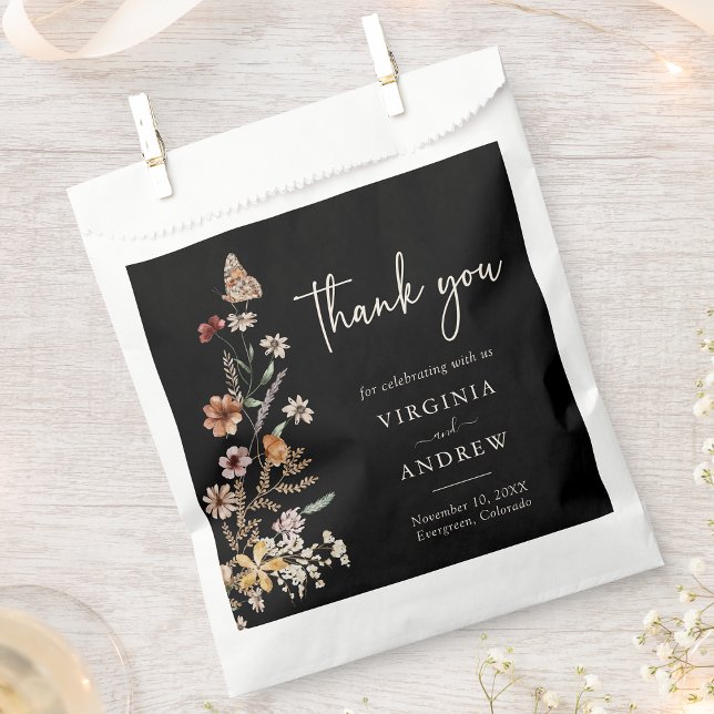 Floral Boho Wedding Geschenktütchen (Black Floral Boho Wedding Favor Bag with Butterfly by Painted Paperie
)