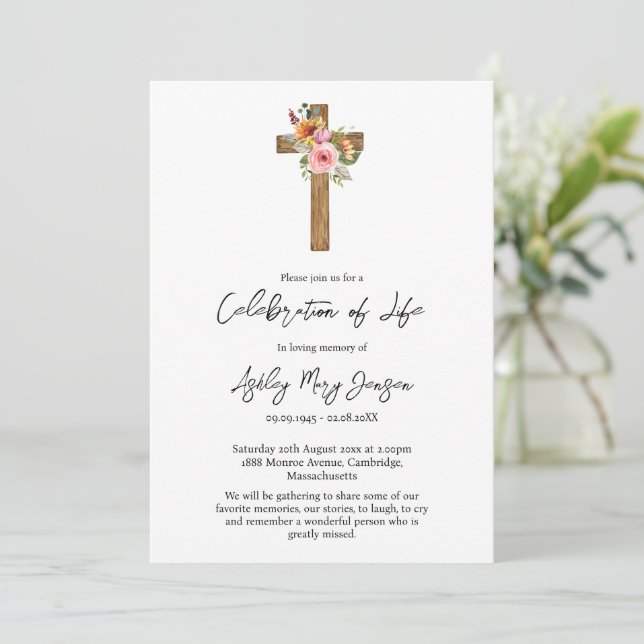Floral Cross Celebration of Life Funeral Einladung (Stehend Vorderseite)