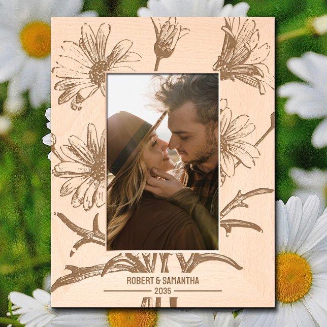 Floral Daisies Bouquet Wood Geätzte Rahmen (A bouquet of daisies is laser engraved on this personalized wooden picture frame.)