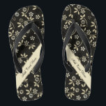 Floral Elegance Flip Flops - Anpassen<br><div class="desc">Schöne Blumenmotive in zartem hellgoldenem Muster über schwarz mit diagonal leichter goldfarbener Streifen. Diese gedreht Flop-Sandalen haben Textbereiche, die Sie anpassen oder löschen können.</div>