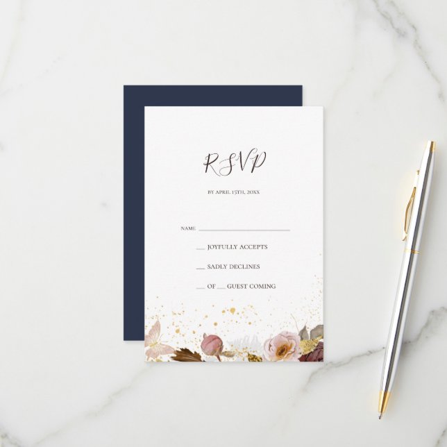 Floral flush moderne | Carte RSVP Navy (Devant/Arrière en situation)