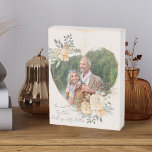 Floral Frame Gold Heart Shaped Romantisches Foto Holzkisten Schild<br><div class="desc">Maßgeschneiderter Foto-Block mit einem geometrisch geformten goldförmigen Rahmen, der Ihr LieblingsFoto darstellt. Der Rahmen ist mit Aquarellbouquets aus Creme und Aprikosen-Blume geschmückt. Es wird mit der Formulierung "You and Me Together Nothing Gets Better" in eleganter lässiger, handgeschriebener Schrift auf neutralem, mandelweißem Hintergrund geschrieben, die Sie alle bearbeiten können, wenn Sie...</div>