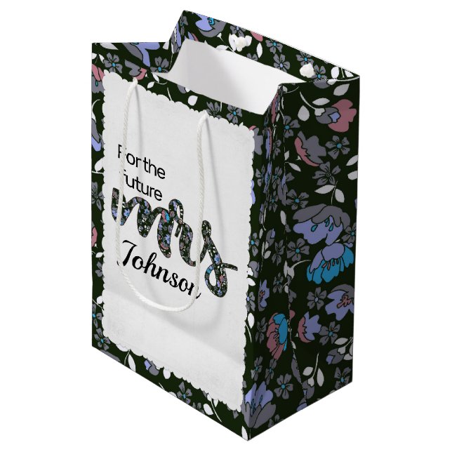 Floral Future Frau Brautparty Mittlere Geschenktüte (Vorderseite Schrägansicht)