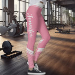 Floral gestreift modern mädchenhaft rosa mit Namen Leggings<br><div class="desc">Die rosafarbenen,  stilvollen Workout-Leggings zeichnen sich durch ein elegantes,  weißes Blumendesign auf dem Bund,  den Knöcheln und Kälbern sowie den weißen Streifen auf dem Bund aus. Einfach anpassbar,  indem Sie auf beiden Seiten Ihren Namen auf einem kalligraphisch weißen Schriftart hinzufügen.</div>