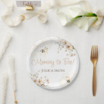Floral Honey Bee Baby Dusche Pappteller<br><div class="desc">Feiern Sie Ihre Kleine mit unseren bezaubernden Tellern des Blumenjungen Bee Baby Shower Paper. Diese Teller mit einem wunderschönen Thema Honigbienen und niedlichem Wabendesign eignen sich ideal für Mommy to Bee, Bee Babee oder Boho Bee Baby Shower. Egal, ob Sie unterwegs einen kleinen Honig erwarten oder mit einer Babydusche der...</div>