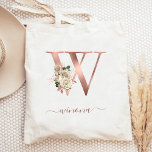 Floral Ivory Rose Gold Monogram Letter W Tragetasche<br><div class="desc">Diese elegante Tasche verfügt über einen großen Buchstaben "W" Monogramm in Imitaten Rose Goldfolie, verziert mit einem Vintagen Elfenbein Blumenstrauß mit grün und Rose goldgrün geschnitten. Personalisieren Sie es mit ihrem Namen in Rose Gold Handschrift Skript, mit Schnörkeln am Anfang und Ende. Macht ein perfektes Brautjunggeschenk! Andere Buchstaben des Alphabets...</div>