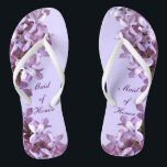 Floral Lilac Blume Hochzeit Trauzeugin Flip Flops<br><div class="desc">Lilacs sind das Thema dieser eleganten Trauzeugin Hochzeitskippen mit rosa und lila lila Blume auf einem lila Hintergrund. Der Text kann für Ihren besondere Anlass angepasst werden.</div>