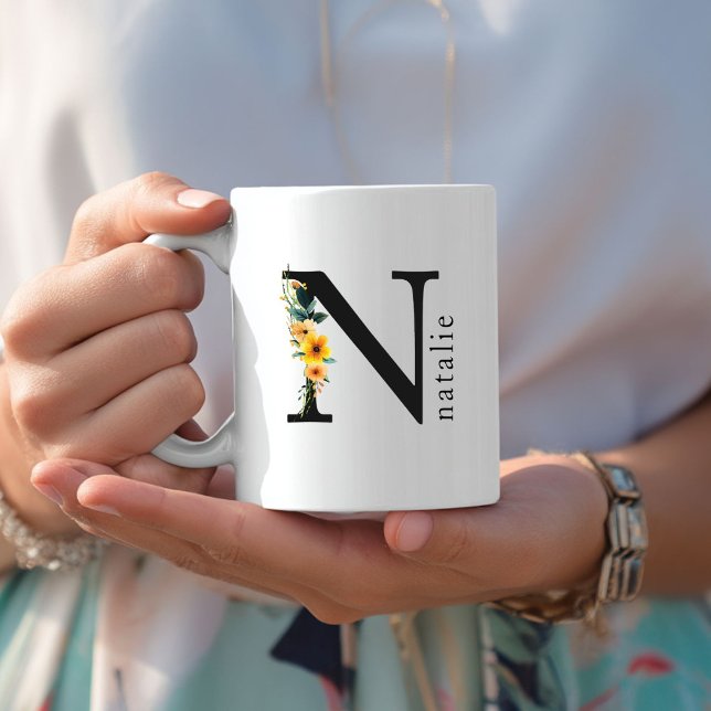 Floral N Monogramm-Tasse mit bearbeitbarem Namen Kaffeetasse (Floral N Monogram Mug with Editable Name. Yellow, Orange & Greenery Watercolor Flowers.)