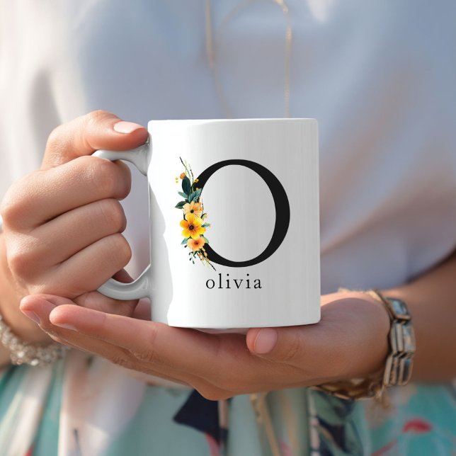 Floral-O-Monogramm-Tasse mit bearbeitbarem Namen Kaffeetasse (Floral O Monogram Mug with Editable Name. Yellow, Orange & Greenery Watercolor Flowers.)