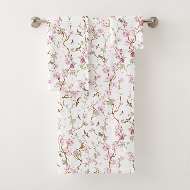 Floral-patterned towels hang neatly badhandtuch set (Von Creator hochgeladen)