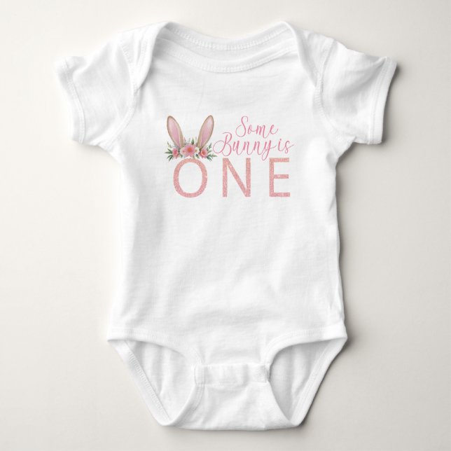 Floral Pink Bunny First Birthday Bodysuit Baby Strampler (Vorderseite)