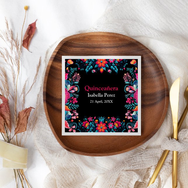 Floral Quinceanera Schwarz Mexican Fiesta Geburtst Serviette (Floral Quinceanera Black Mexican Fiesta Birthday Napkins on a boho floral table.)