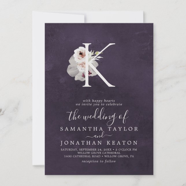 Floral Romance Letter K Monogram | Pflaumenhochzei Einladung (Vorderseite)