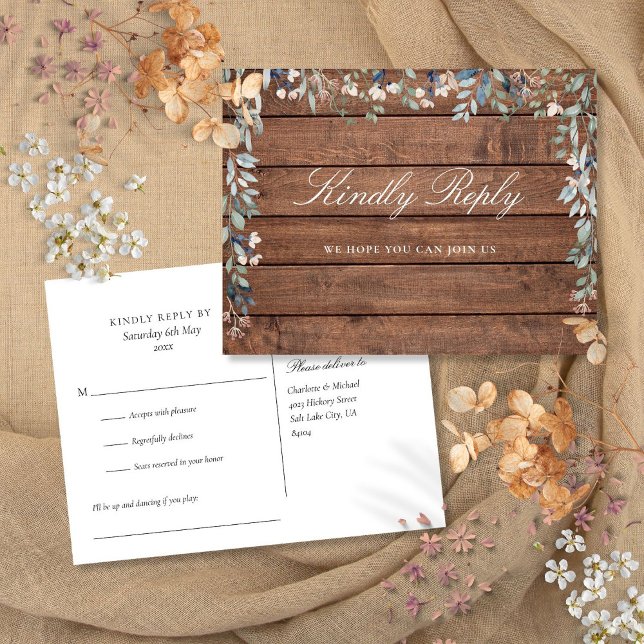Floral Rustic Bois Demande de carte postale RSVP (Floral Rustic Wood Song Request RSVP Postcard)
