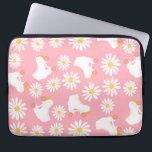 Floral Skate Roller Skaten Muster rosa Laptopschutzhülle<br><div class="desc">Coole moderne pastellrosa Frühlingssommer Sommerdörfer und weiße Retrorollquad-Skate mit rosa Rädern Design für Roller Skater Frau,  Mädchen. Lovable roller Skate Musterdesign auf Wohngestaltung,  Tasse,  Packpapier,  etc. Roller Skate Kunst Illustrationsgeschenk für Tochter,  Enkelin,  derby Girl,  Roller Babe. Rollschuhlaufen,  Quad Roller-Skate,  Retro-Vintage Roller-Stil,  für Roller-Skater,  klassische Rollerskate pastellfarbene ästhetische Abbildung</div>