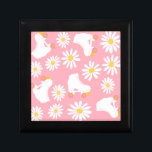 Floral Skate Roller Skaten Pattern Erinnerungskiste<br><div class="desc">Coole moderne pastellrosa Frühlingssommer Sommerdörfer und weiße Retrorollquad-Skate mit rosa Rädern Design für Roller Skater Frau,  Mädchen. Lovable roller Skate Musterdesign auf Wohngestaltung,  Tasse,  Packpapier,  etc. Roller Skate Kunst Illustrationsgeschenk für Tochter,  Enkelin,  derby Girl,  Roller Babe. Rollschuhlaufen,  Quad Roller-Skate,  Retro-Vintage Roller-Stil,  für Roller-Skater,  klassische Rollerskate pastellfarbene ästhetische Abbildung</div>